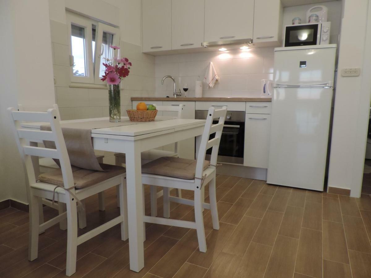 Apartman S Pogledom Zdrelac Bagian luar foto