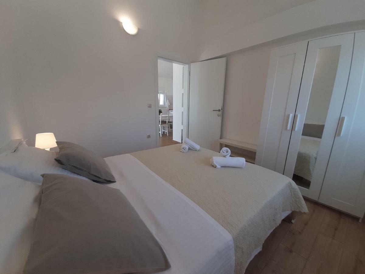 Apartman S Pogledom Zdrelac Bagian luar foto